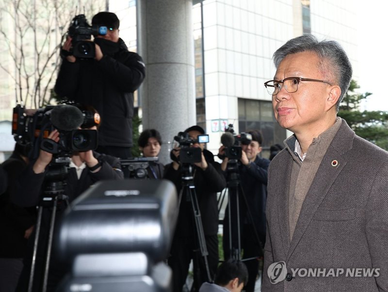 경찰 출석하는 김택우 의협 비대위원장 (출처=연합뉴스)