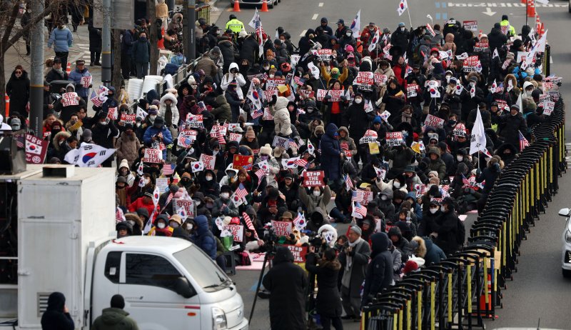 [서울=뉴시스] 홍효식 기자 = 8일 오후 서울 용산구 대통령 관저 인근에서 신자유연대 등 참가자들이 대통령 수호 집회를 하고 있다. 2025.01.08. yesphoto@newsis.com