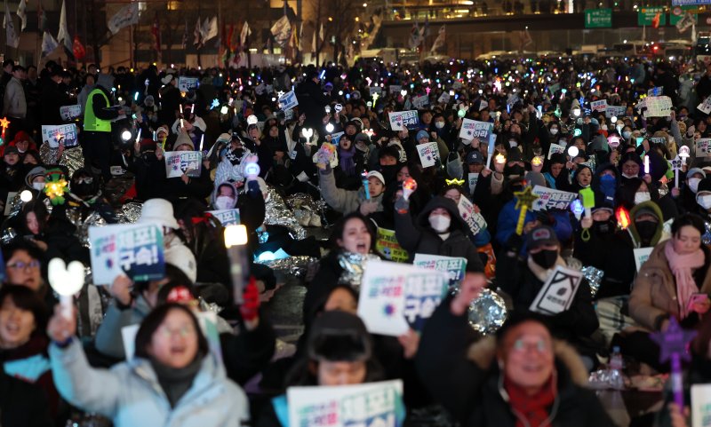 [서울=뉴시스] 홍효식 기자 = 5일 오후 서울 용산구 대통령 관저 인근에서 열린 '윤석열 즉각 체포 긴급행동 집회'에서 참가자들이 피켓을 들고 있다. 2025.01.05. yesphoto@newsis.com