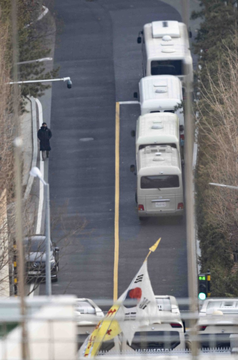 [서울=뉴시스] 김근수 기자 = 법원이 윤석열 대통령에 대해 고위공직자범죄수사처가 재청구한 내란수괴 혐의 체포영장을 발부해 유효기간을 연장한 가운데 8일 서울 용산구 대통령 관저 출입구에 관계자들이 오가고 있다. 2025.01.08. ks@newsis.com