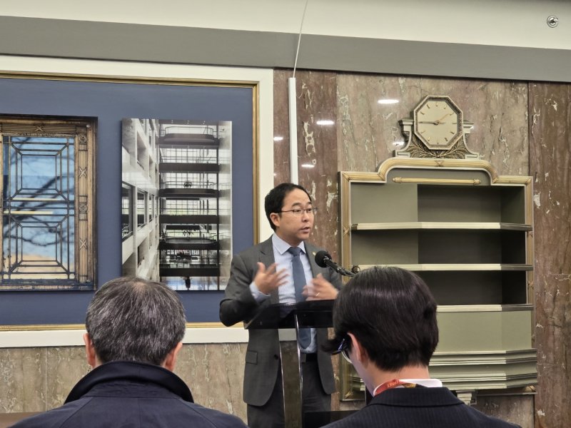 앤디 김(Andy Kim) 미국 연방의회 상원의원이 8일(현지시간) 워싱턴DC 소재 더크슨 상원의원 회관(Dirksen Senate Office Building)에서 연 한국을 포함한 아시아·태평양지역 대상 언론 간담회에서 질문에 답하고 있다.