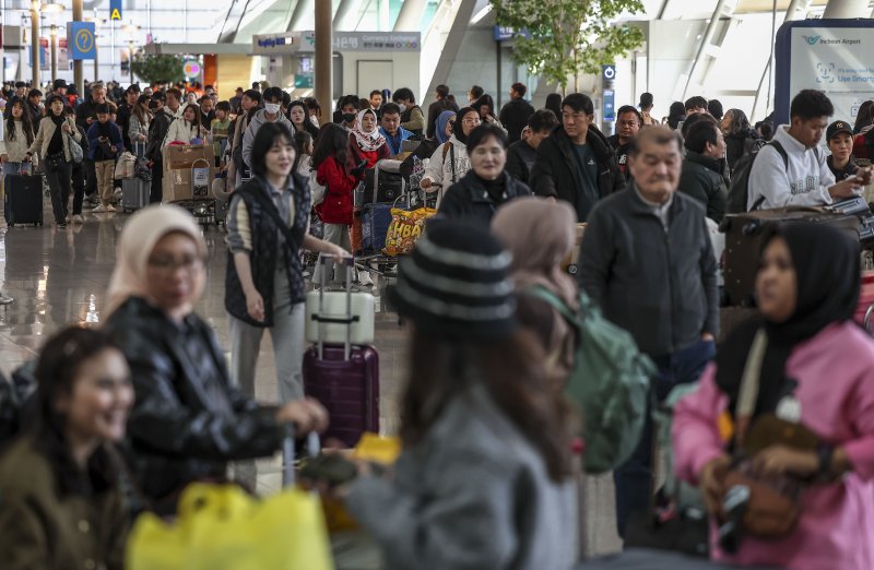 [인천공항=뉴시스] 정병혁 기자 = 설 연휴 첫날인 9일 인천국제공항 1터미널 출국장이 여행객들로 북적이고 있다. 2024.02.09. jhope@newsis.com
