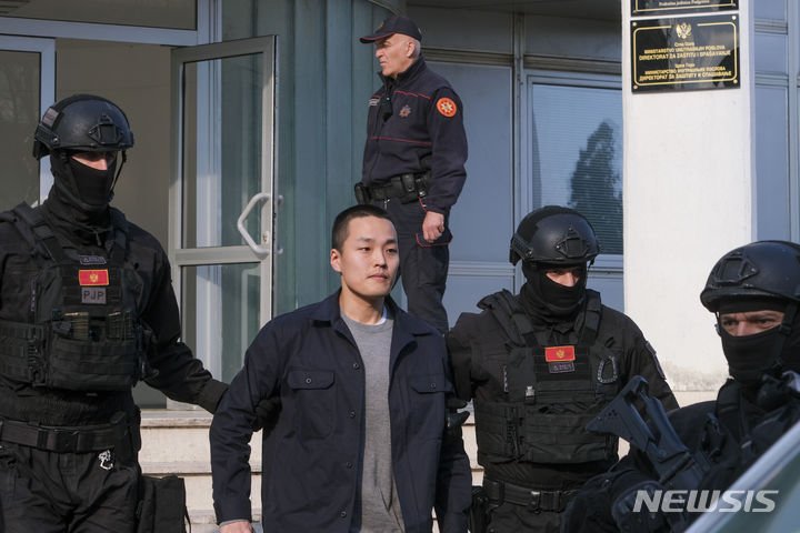 [AP/뉴시스] 암호화폐 '테라·루나' 사태 핵심 인물인 테라폼랩스 창업자 권도형(33) 씨의 미국 내 형사재판이 내넌 1월 본격적으로 열린다. 사진은 사진은 권씨가 지난해 3월 몬테네그로 포드고리차 경찰청에서 조사받고 나오는 모습. 2025.01.09. *재판매 및 DB 금지