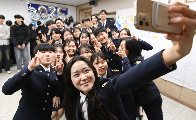 [수원=뉴시스] 김종택 기자 = 8일 경기도 수원시 삼일공업고등학교에서 열린 졸업식에서 경찰사무행정과 졸업생들이 기념사진을 찍으며 추억을 남기고 있다. 2025.01.08. jtk@newsis.com