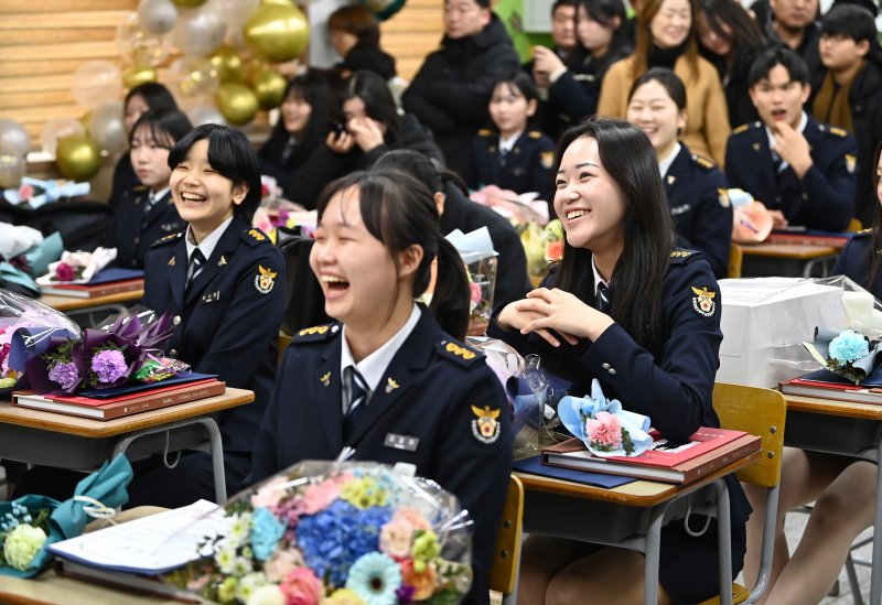 [수원=뉴시스] 김종택 기자 = 8일 경기도 수원시 삼일공업고등학교에서 열린 졸업식에서 경찰사무행정과 졸업생들이 환하게 웃고 있다. 2025.01.08. jtk@newsis.com