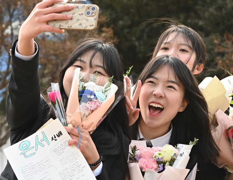 [수원=뉴시스] 김종택 기자 = 8일 경기도 수원시 삼일공업고등학교에서 열린 졸업식에서 졸업생들이 기념사진을 찍으며 추억을 남기고 있다. 2025.01.08. jtk@newsis.com