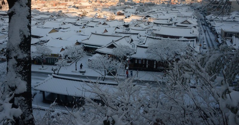 [전주=뉴시스] 김얼 기자 = 밤사이 전북지역에 많은 양의 눈이 내린 8일 전북 전주시 전주한옥마을 지붕에 눈이 쌓여 있다. 2025.01.08. pmkeul@newsis.com