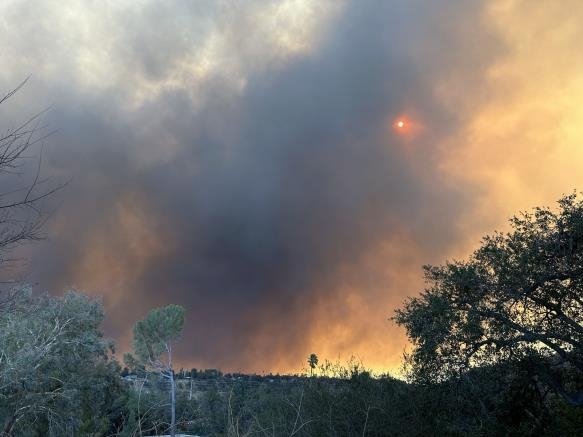 산불 연기로 뒤덮인 LA 하늘 (출처=연합뉴스)
