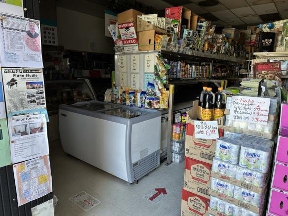 정전으로 조명과 냉장고가 꺼진 LA 라크레센타의 한인마트 (출처=연합뉴스)