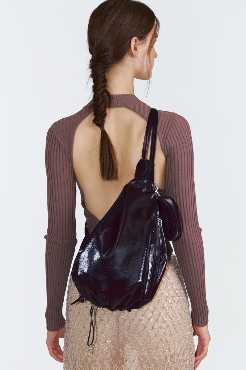 '손에게 자유를 허하라'..패션업계 OO백에 꽂혔다