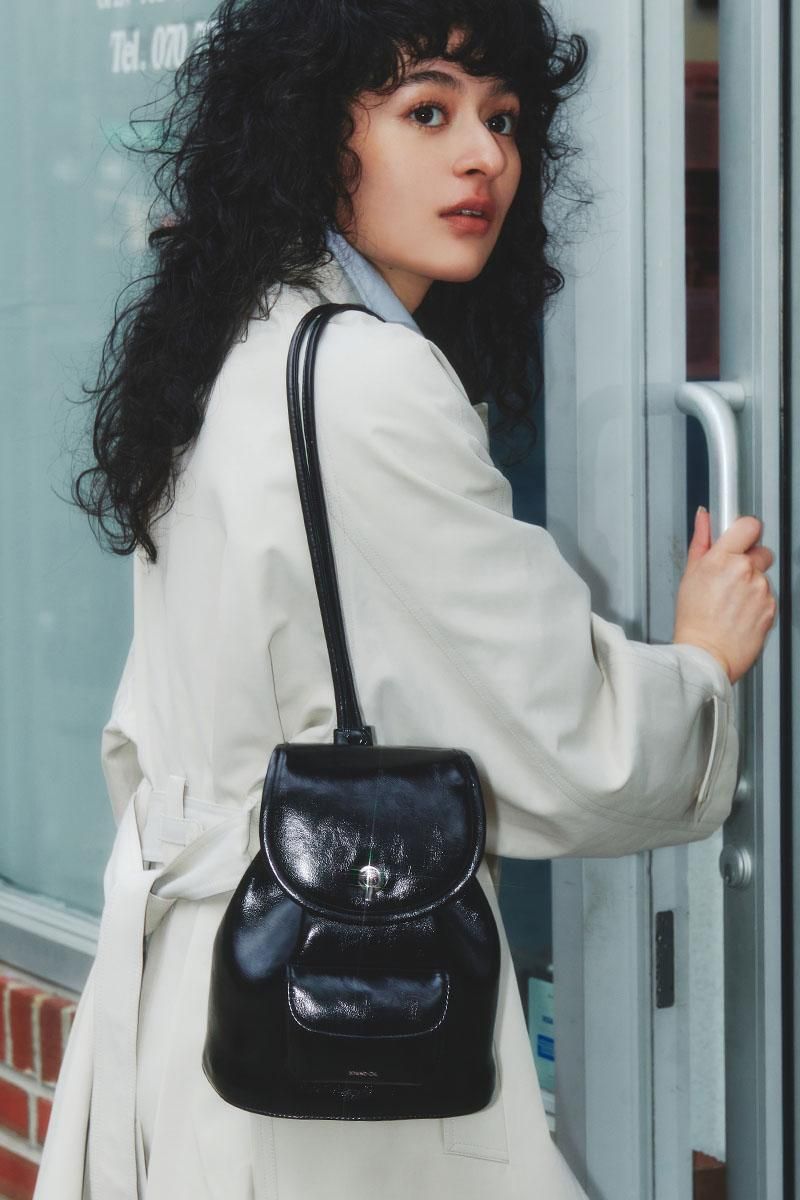 '손에게 자유를 허하라'..패션업계 OO백에 꽂혔다