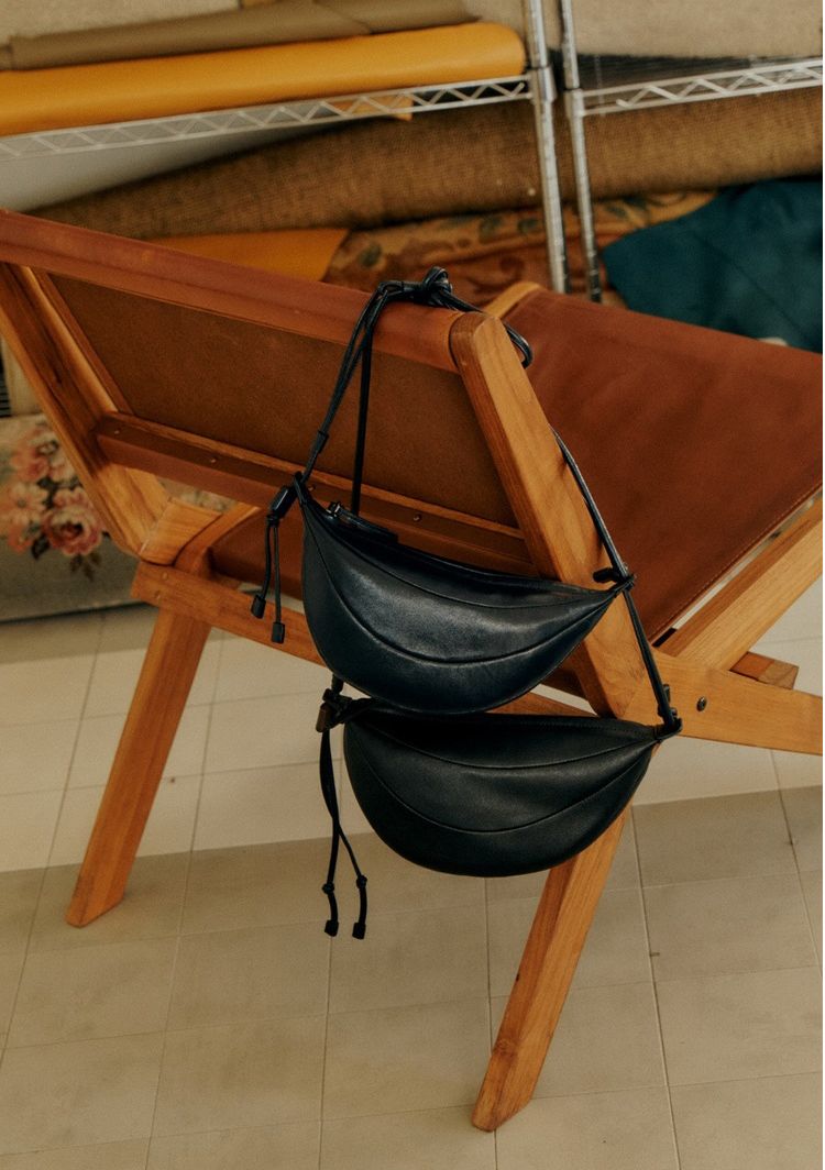 '손에게 자유를 허하라'..패션업계 OO백에 꽂혔다