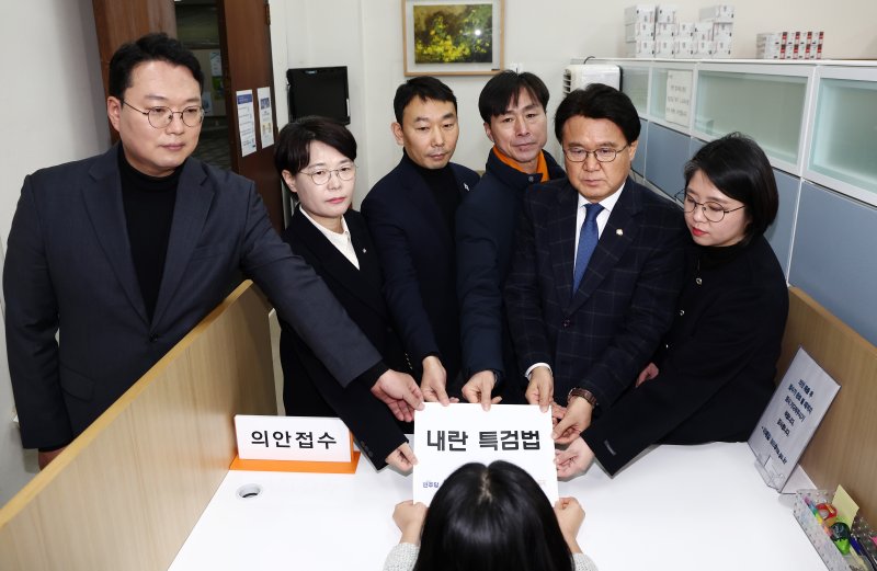 [서울=뉴시스] 조성우 기자 = 김용민 더불어민주당 의원을 비롯한 야 6당 의원들이 9일 오전 서울 여의도 국회 의안과에서 내란 특검법을 제출하고 있다.왼쪽부터 천하람 개혁신당 원내대표, 전종덕 진보당 의원, 김용민 더불어민주당 원내정책수석부대표, 한창민 사회민주당 대표, 황운하 조국혁신당 원내대표, 용혜인 기본소득당 대표. (공동취재) 2025.01.09. photo@newsis.com