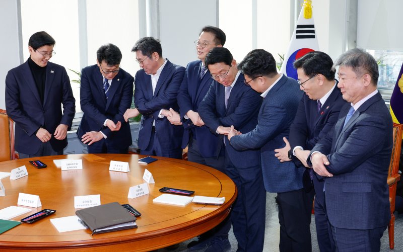 9일 서울 여의도 국회에서 ‘국회·정부 국정협의체’ 실무협의에 앞서 참석자들이 기념 촬영을 위해 손을 맞잡고 있다. 왼쪽부터 더불어민주당 이해식 당대표 비서실장, 진성준 정책위의장, 조오섭 국회의장 비서실장, 방기선 국무조정실장, 국민의힘 김상훈 정책위의장, 강명구 비상대책위원장 비서실장, 김범석 기획재정부 1차관, 곽현 국회의장 정무수석. 2025.1.9/뉴스1 ⓒ News1 안은나 기자