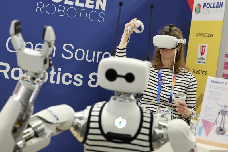 세계 최대 정보기술(IT)·가전 전시회 'CES 2025’ 에서 주최측 관계자가 휴머노이드를 작동시키고 있다. 행사는 지난 1월 미국 네바다주 라스베이가스에서 열렸다./사진=뉴스1