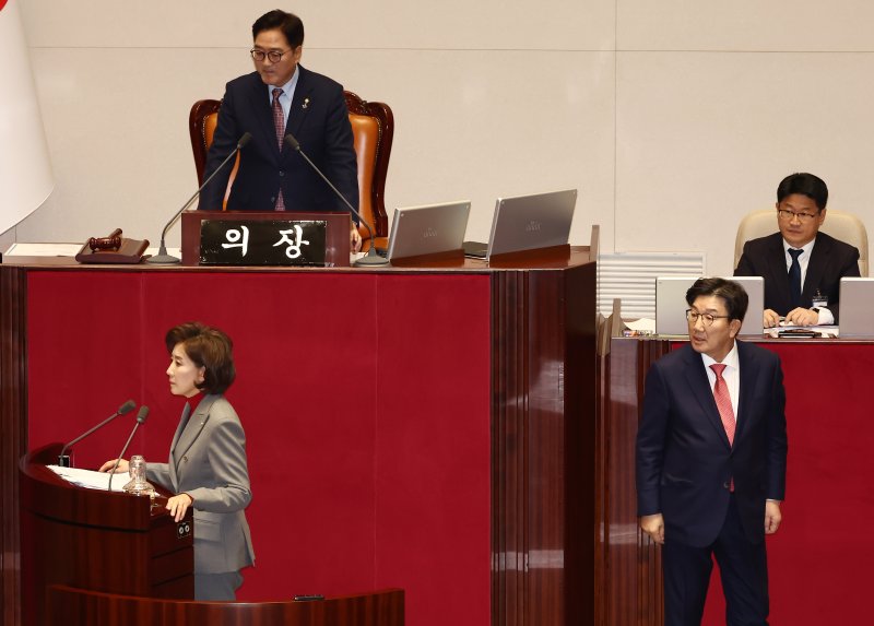 국민의힘 권성동 원내대표가 9일 오후 서울 여의도 국회 본회의장에서 열린 윤석열 대통령 위헌적 비상계엄 선포 내란혐의 및 제주항공 여객기 참사 진상규명 관련 긴급현안질문에서 야당 의원들의 고성에 나경원 의원이 질의하지 못하자 우원식 국회의장에게 항의한 뒤 야당 의원들을 바라보고 있다. 뉴스1