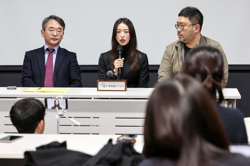 JMS(기독교복음선교회) 피해자 메이플 이 9일 오후 서울 강남구 한국컨퍼런스센터에서 JMS 교주 정명석에 대한 대법원 선고(징역 17년)가 확정된 뒤 기자회견을 열고 취재진의 질문에 답하고 있다. 왼쪽부터 '반 JMS 활동가' 김도형 단국대학교 교수, 메이플, 다큐멘터리 '나는 신이다'를 제작한 조성현 PD. 정명석은 2018년 충남 금산 진산면 월명동 수련원 등에서 홍콩 국적 여성 신도 메이플을 추행하거나 성폭행하고 호주 국적 여성 신도 에이미와 한국인 여성 신도를 성추행한 혐의를 받는다. 2025.1.9/뉴스1 ⓒ News1 