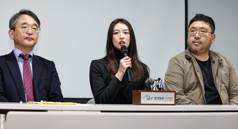 JMS(기독교복음선교회) 피해자 메이플이 9일 오후 서울 강남구 한국컨퍼런스센터에서 JMS 교주 정명석에 대한 대법원 선고(징역 17년)가 확정된 뒤 기자회견을 열고 소감을 밝히고 있다. 왼쪽부터 '반 JMS 활동가' 김도형 단국대학교 교수, 메이플, 다큐멘터리 '나는 신이다'를 제작한 조성현 PD. 정명석은 2018년 충남 금산 진산면 월명동 수련원 등에서 홍콩 국적 여성 신도 메이플을 추행하거나 성폭행하고 호주 국적 여성 신도 에이미와 한국인 여성 신도를 성추행한 혐의를 받는다. 2025.1.9/뉴스1 ⓒ News1 민경석 기자