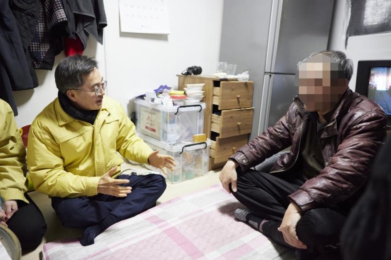 수원 쪽방촌서 주민과 대화 중인 김동연 경기도지사 (출처=연합뉴스)