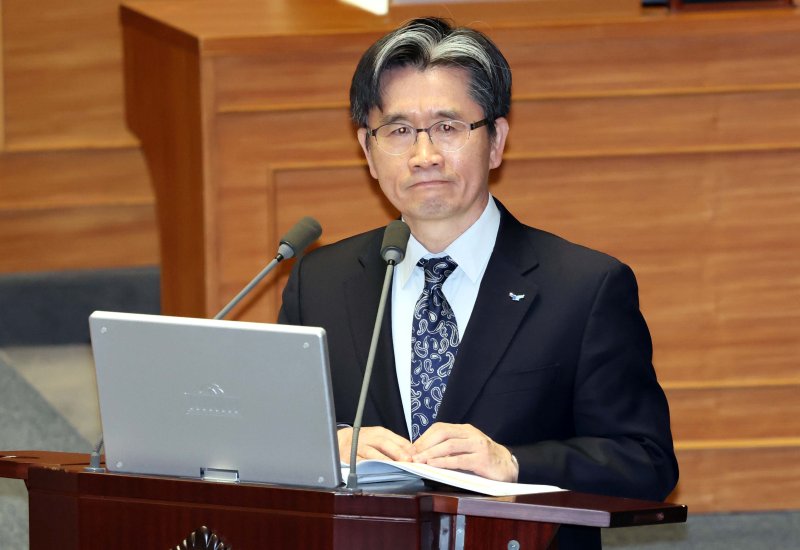 [서울=뉴시스] 조성봉 기자 = 오동운 고위공직자범죄수사처장이 9일 오후 서울 여의도 국회에서 열린 제420회국회(임시회) 제5차 본회의 ‘윤석열 대통령 위헌적 비상계엄 선포 내란혐의 및 제주항공 여객기 참사 진상규명 관련 긴급현안질문’에서 한정애 더불어민주당 의원의 질의를 듣고 있다. 2025.01.09. suncho21@newsis.com