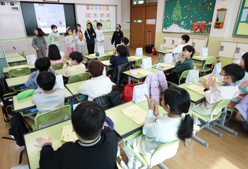 [서울=뉴시스] 황준선 기자 = 서울 구로구 서울개봉초등학교에서 열린 방학식에서 학생들이 방학 축하 음악연주를 선보이고 있다. 2024.12.27. hwang@newsis.com