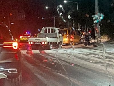 [제주=뉴시스] 강풍경보와 대설주의보가 내려진 9일 오후 서귀포시 호근동 도로에서 빙판길에 차량 사고가 발생해 경찰이 수습에 나서고 있다. (사진=제주소방안전본부 제공) 2025.01.09. photo@newsis.com *재판매 및 DB 금지