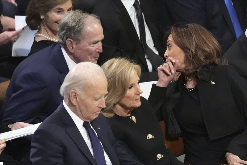 카터 장례식에서 만난 트럼프-오바마 웃으며 나눈 이야기는