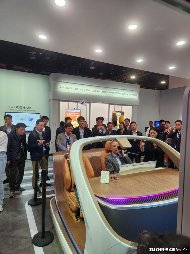 구자은 LS그룹 회장이 9일 미국 라스베이거스에서 열린 CES 2025에서 LG전자 부스를 찾아 인캐빈 센싱을 체험해 보고 있다. 사진=박소연 기자