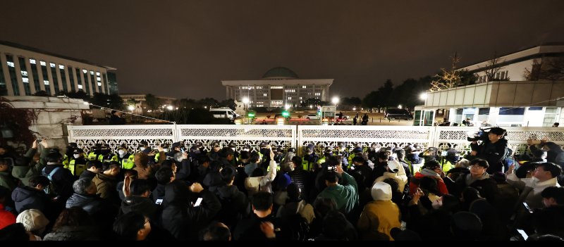 윤석열 대통령이 전격적으로 계엄령을 선포한 3일 밤 서울 여의도 국회 정문 앞에서 경찰병력이 출입을 통제하고 있다.2024.12.3/뉴스1 ⓒ News1 구윤성 기자