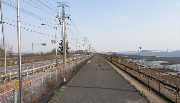 인천시가 해안 철책선 철거 작업을 추진하는 서구 오류동 안암유수지 일원의 해안 철책선 전경. 인천시 제공.