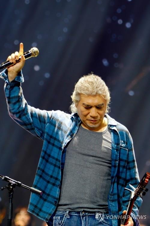 나훈아, 정치권 강도높게 비판…'왼팔' 보며 ″니는 잘했나″