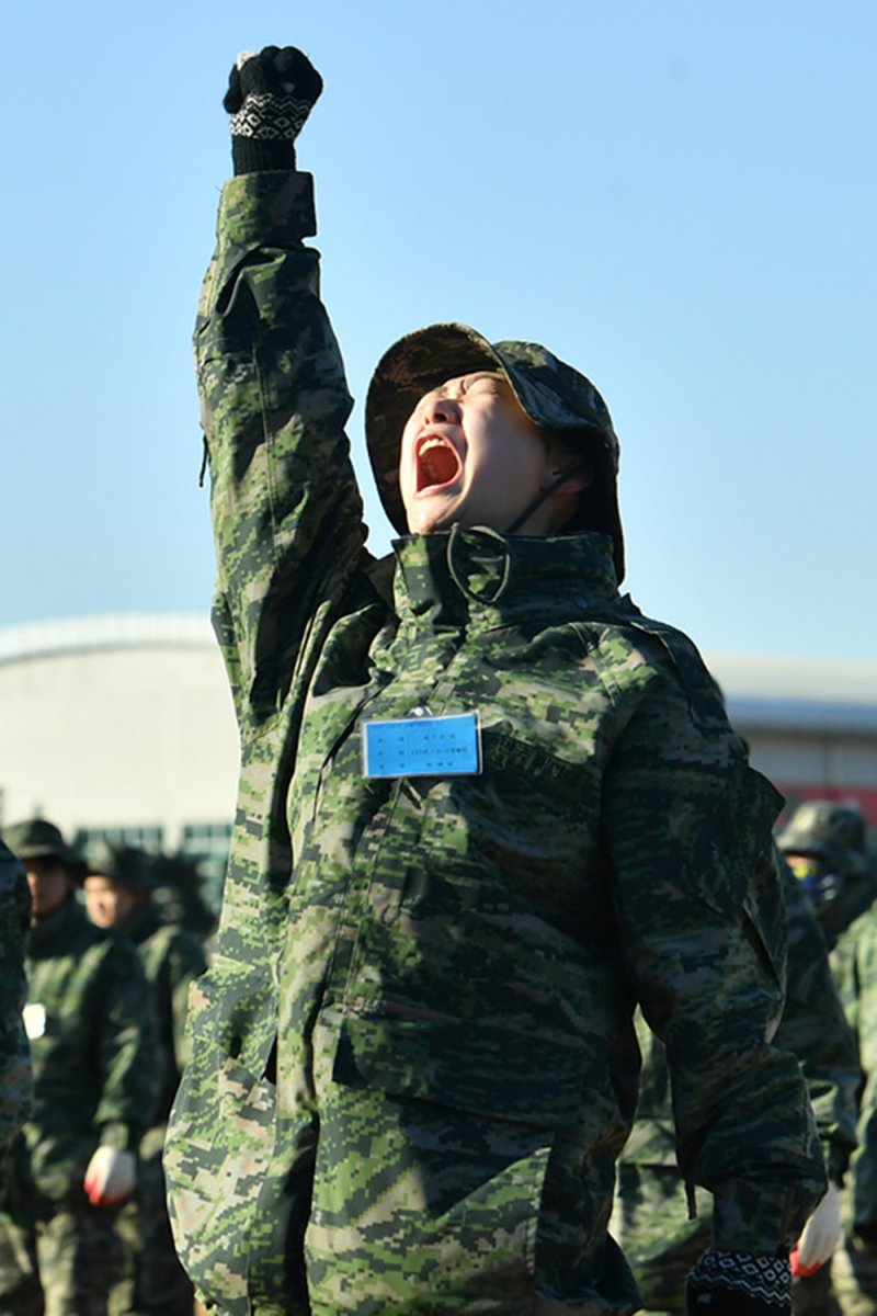 2025년 해병대 겨울캠프에서 참가자가 우렁찬 힘성과 함께 손을 들고 있다. (해병대1사단제공) 2025.1.10/뉴스1