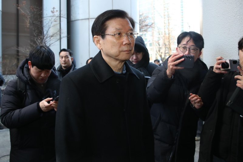 [서울=뉴시스] 김혜진 기자 = 윤석열 대통령에 대한 고위공직자범죄수사처의 체포영장 집행을 저지한 박종준 대통령 경호처장이 10일 오전 서울 서대문구 국수본으로 출석하고 있다. (공동취재) 2025.01.10. photo@newsis.com