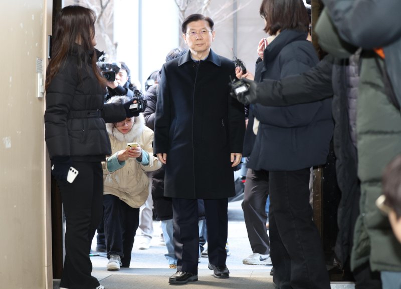 [서울=뉴시스] 김혜진 기자 = 윤석열 대통령에 대한 고위공직자범죄수사처의 체포영장 집행을 저지한 박종준 대통령 경호처장이 10일 오전 서울 서대문구 국수본으로 출석하고 있다. (공동취재) 2025.01.10. photo@newsis.com