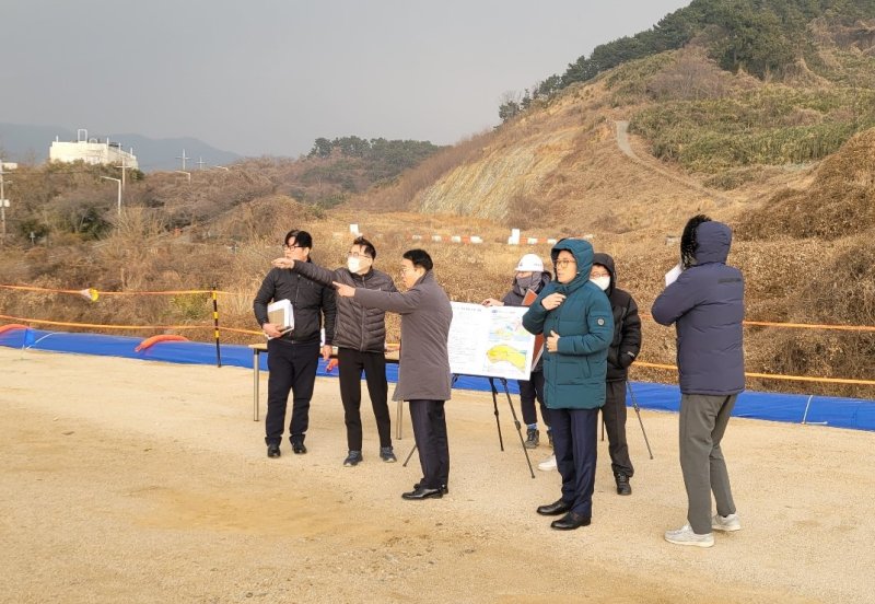 [창원=뉴시스]박성호(왼쪽서 세 번째) 부산진해경제자유구역청장이 지난 6일 장기간 표류 중인 창원특레시 진해구 웅동1지구 개발사업 현장을 찾아 정상화 해법을 모색하고 있다. (사진=부산진해경제자유구역청 제공)2025.01.10.photo@newsis.com