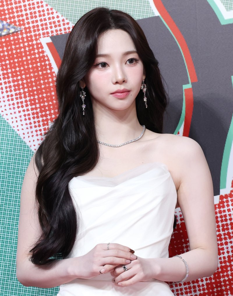 에스파 카리나가 지난해 25일 인천 인스파이어 아레나에서 열린 ‘2024 SBS 가요대전’(이하 ‘가요대전’) 레드카펫 행사에 참석해 포즈를 취하고 있다. 2024.12.25/뉴스1 ⓒ News1 권현진 기자