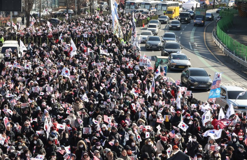 법원이 윤석열 대통령에 대한 체포영장을 재발부해 공조수사본부 차원의 영장 2차 집행 시도가 초읽기에 들어간 지난 10일 오후 서울 용산구 한남동 대통령 관저 인근에서 보수단체가 주최한 탄핵 반대 집회가 열리고 있다. 연합뉴스