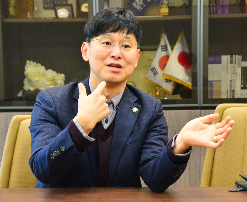 [청주=뉴시스] 서주영 기자 = 이성구 충북변호사회장이 10일 충북 청주시 서원구 산남동 충북변호사회 사무실에서 발언하고 있다. 2025.01.10. juyeong@newsis.com