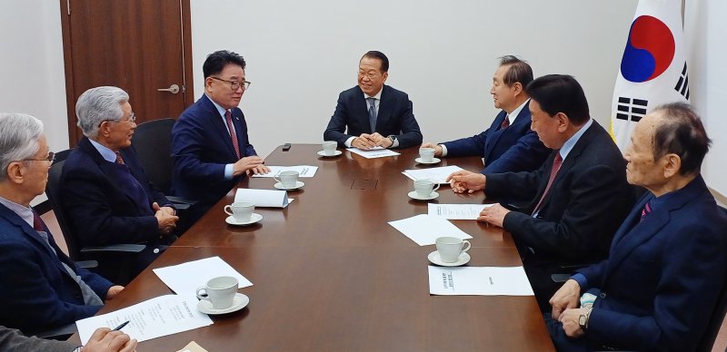 권영세 국민의힘 비상대책위원장(가운데)이10일 국회에서 정대철 대한민국헌정회 회장(오른쪽 세번째)과 면담하고 있다. 국민의힘 제공