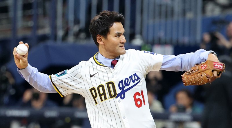 [서울=뉴시스] 정병혁 기자 = 한국인 최초 메이저리거 박찬호(전 LA 다저스 선수)가 20일 서울 고척스카이돔에서 열린 미국프로야구(MLB) 공식 개막전 LA 다저스 vs 샌디에이고 파드리스 1차전 경기 시작 전 시구를 하고 있다. (공동취재) 2024.03.20. photo@newsis.com