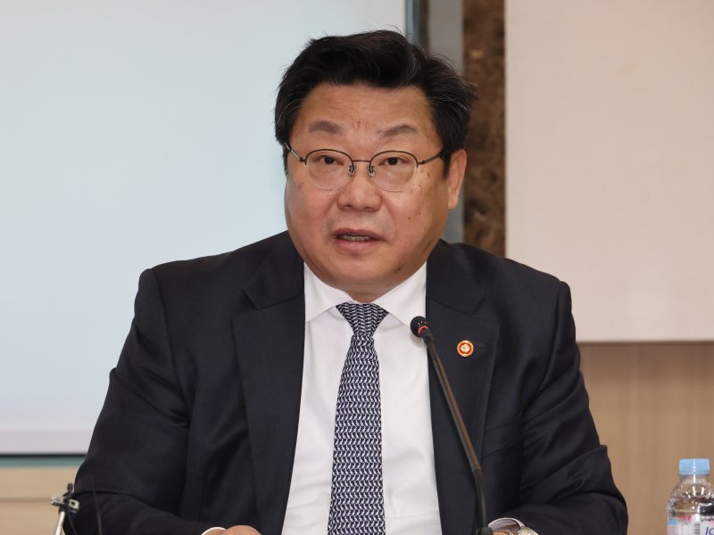 주형환 "돌봄 로봇·IT 기술 R&D 지원 확대할 것"