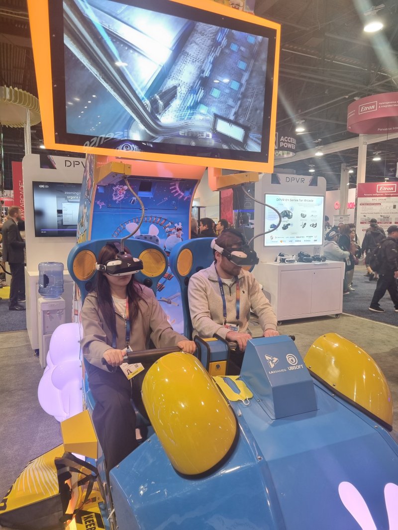 관람객들이 9일(현지시각) CES 2025 DPVR 전시장에 마련된 VR 게임을 즐기고 있다. ⓒ 뉴스1