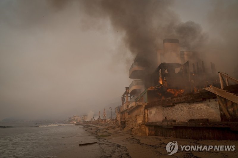 LA 퍼시픽 팰리세이즈 해변에서 불타고 있는 주택들 (출처=연합뉴스)