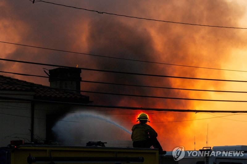 LA 퍼시픽 팰리세이즈 화재 지역에서 진화 중인 소방관 (출처=연합뉴스)