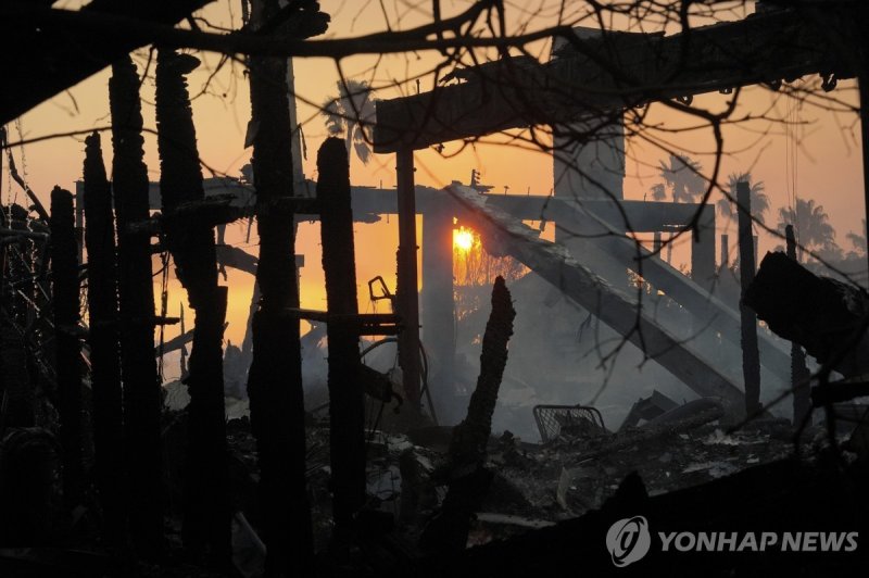 LA 퍼시픽 팰리세이즈에서 산불로 타버린 건물들 (출처=연합뉴스)