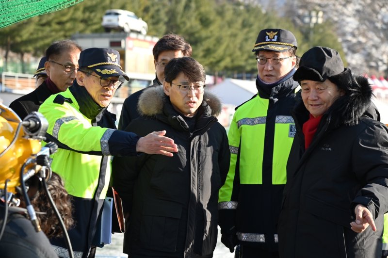 엄성규 강원경찰청장은 10일 화천산천어 축제장을 찾아 행사장 안전관리와 교통관리 대책 등을 점검했다.(강원경찰청 제공) 2025.1.10/뉴스1