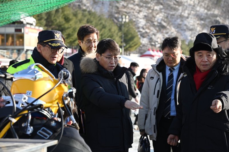 엄성규 강원경찰청장은 10일 화천산천어 축제장을 찾아 행사장 안전관리와 교통관리 대책 등을 점검했다.(강원경찰청 제공) 2025.1.10/뉴스1