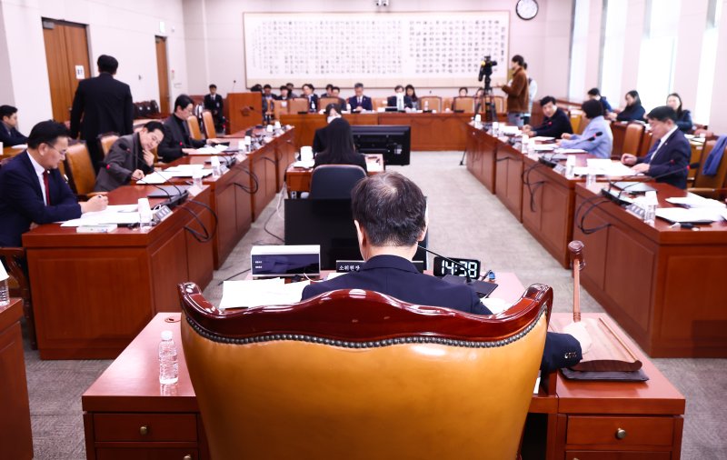 박범계 법제사법위원회 법안심사제1소위원장이 10일 서울 여의도 국회에서 열린 법제사법위원회 법안심사제1소위원회에서 윤석열 정부의 내란·외환 행위의 진상규명을 위한 특별검사 임명 등에 관한 법률안을 안건으로 상정하고 있다. 2025.1.10/뉴스1 ⓒ News1 김민지 기자