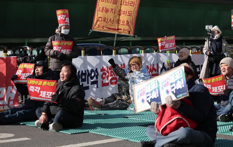 전국 대부분 지방에 한파 특보가 발효된 10일 서울 용산구 한남동 대통령 관저 인근에서 윤석열 대통령 탄핵 찬성 집회 참가자들이 손피켓을 들고 있다. 2025.1.10/뉴스1 ⓒ News1 김성진 기자