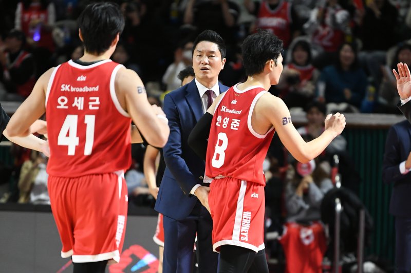 [서울=뉴시스]프로농구 서울 SK 전희철 감독. (사진=KBL 제공)